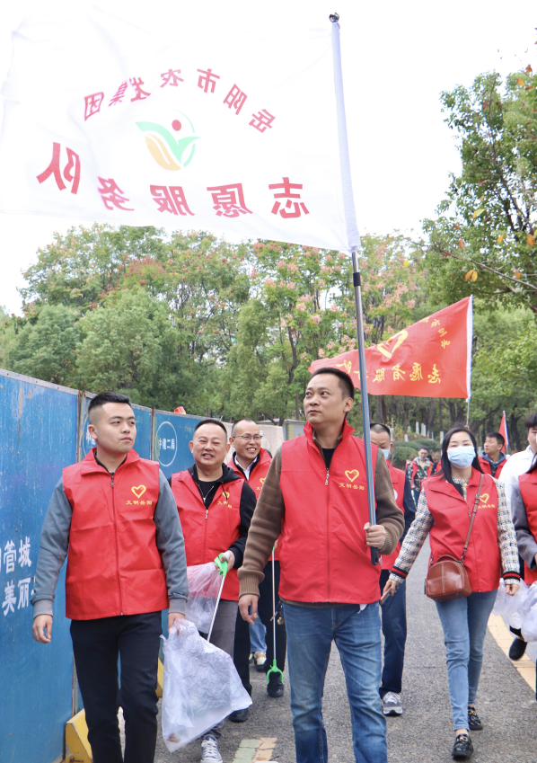 岳农志愿者积极参与“净滩行动”